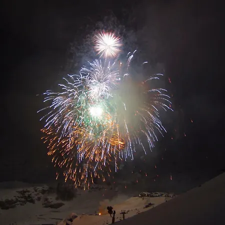 Alpine Glow - Sophisticated In - Out Апартаменты